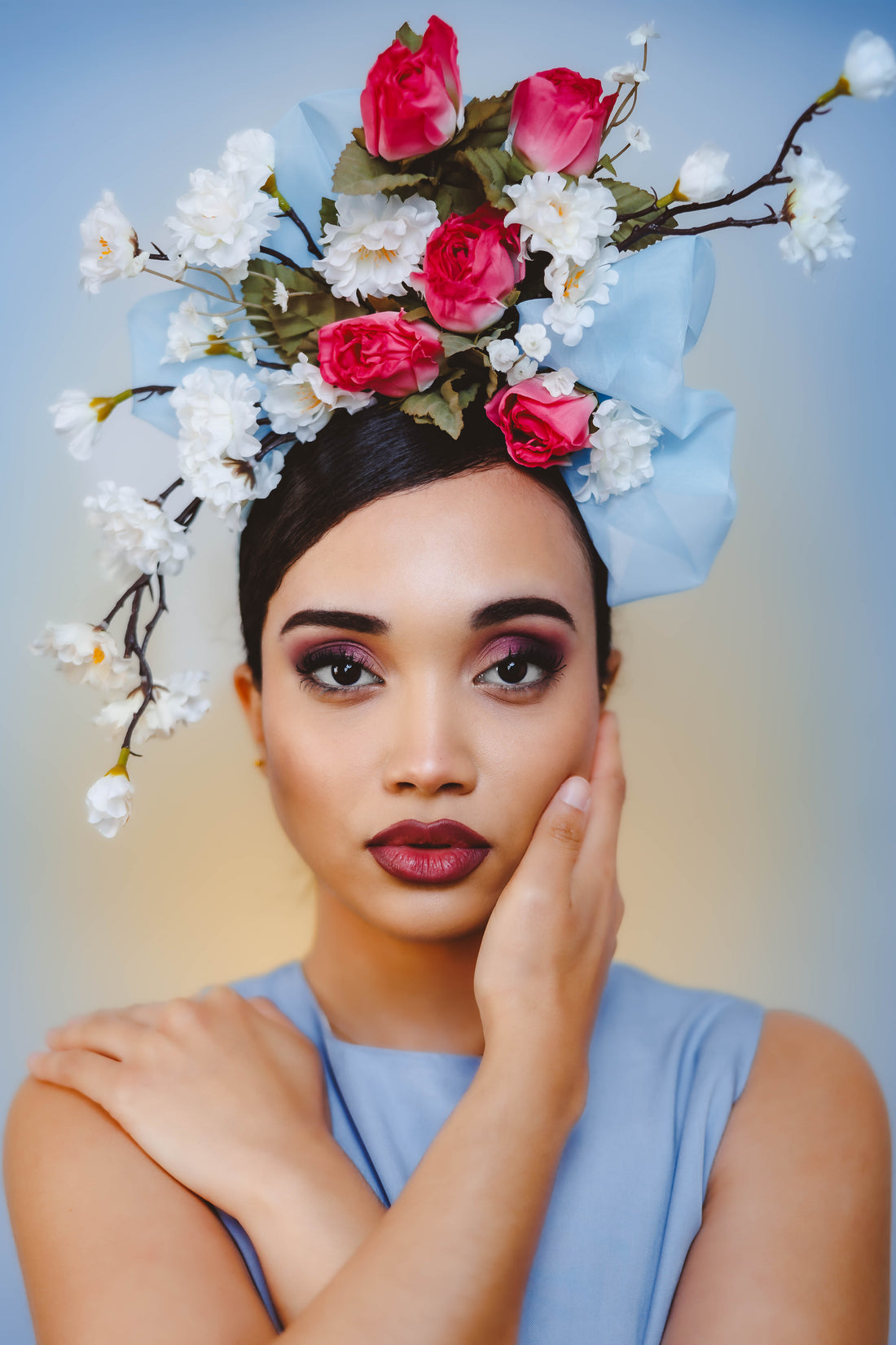 Mujer con tocado de flores en la cabeza