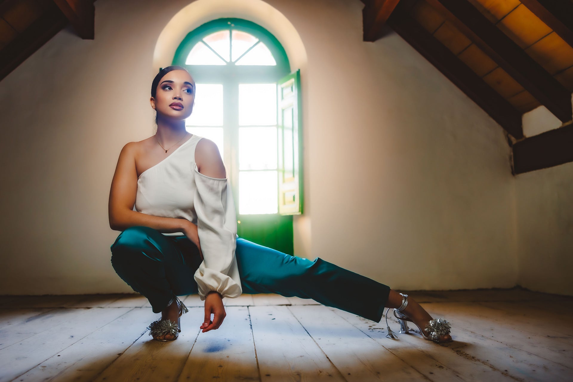 Mujer con blusa blanca y pantalón verde marca podenco