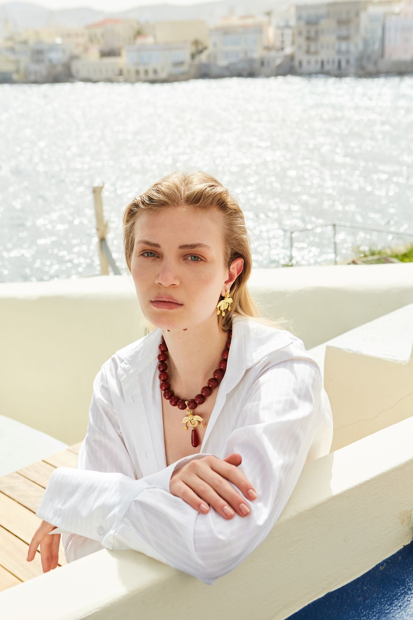 Mujer con collar de piedras de coral