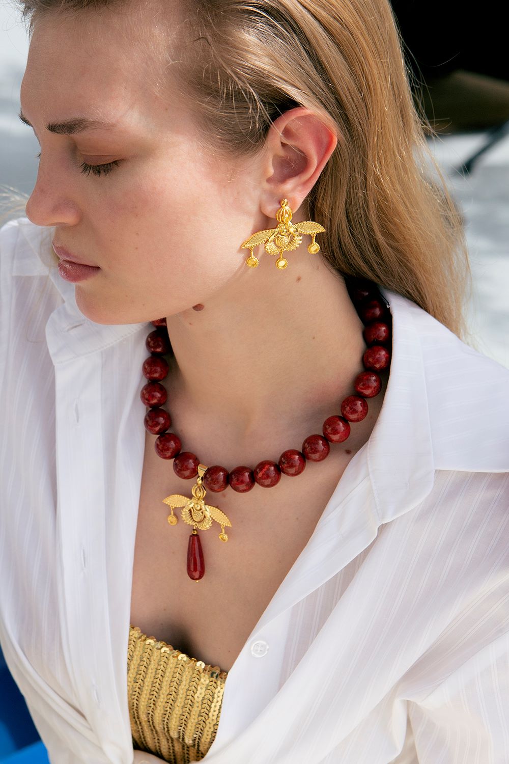 Mujer con collar de piedras de coral